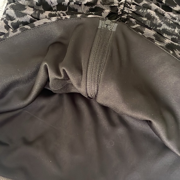 Tadashi shoji gray leopard chiffon top with zipper - Picture 6 of 6